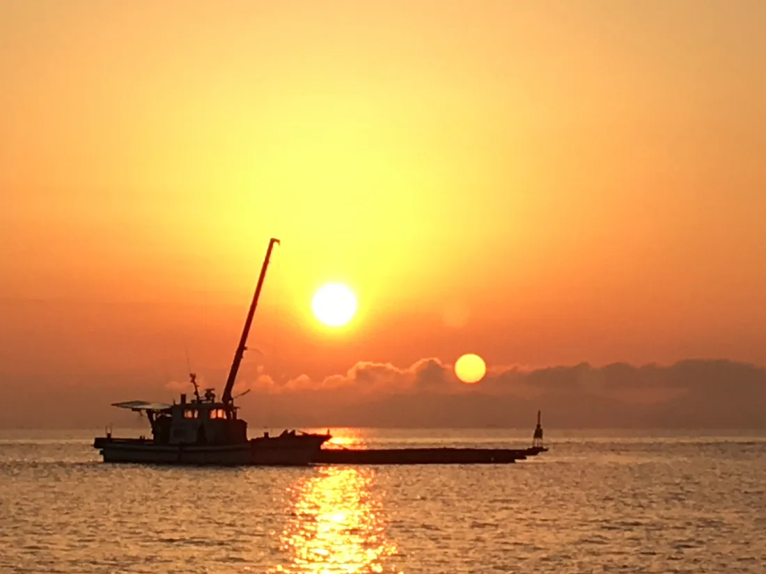 日生の海に浮かぶ漁船